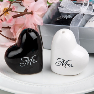 WMSB2016 Mr. and Mrs. salt and pepper Shaker set Favours (Heart Shaped) 